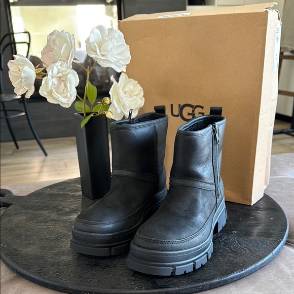 UGG Black Platform Winter Boots - Picture 1 of 8
